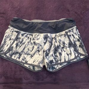 Lululemon size 6 black/beige tie dye running shorts
